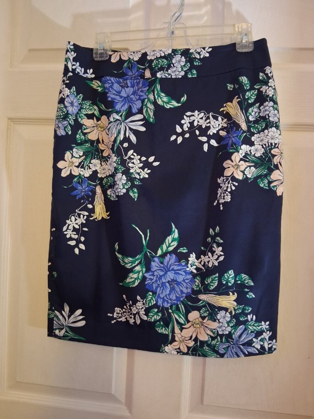 Ann Taylor Floral Print Pencil Skirt. Size 8 - Picture 1 of 2